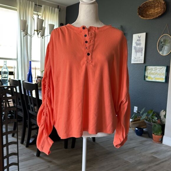 NWOT Free People Flow State Layer Hip Length Workout Slouchy Long Sleeves S - Picture 2 of 12